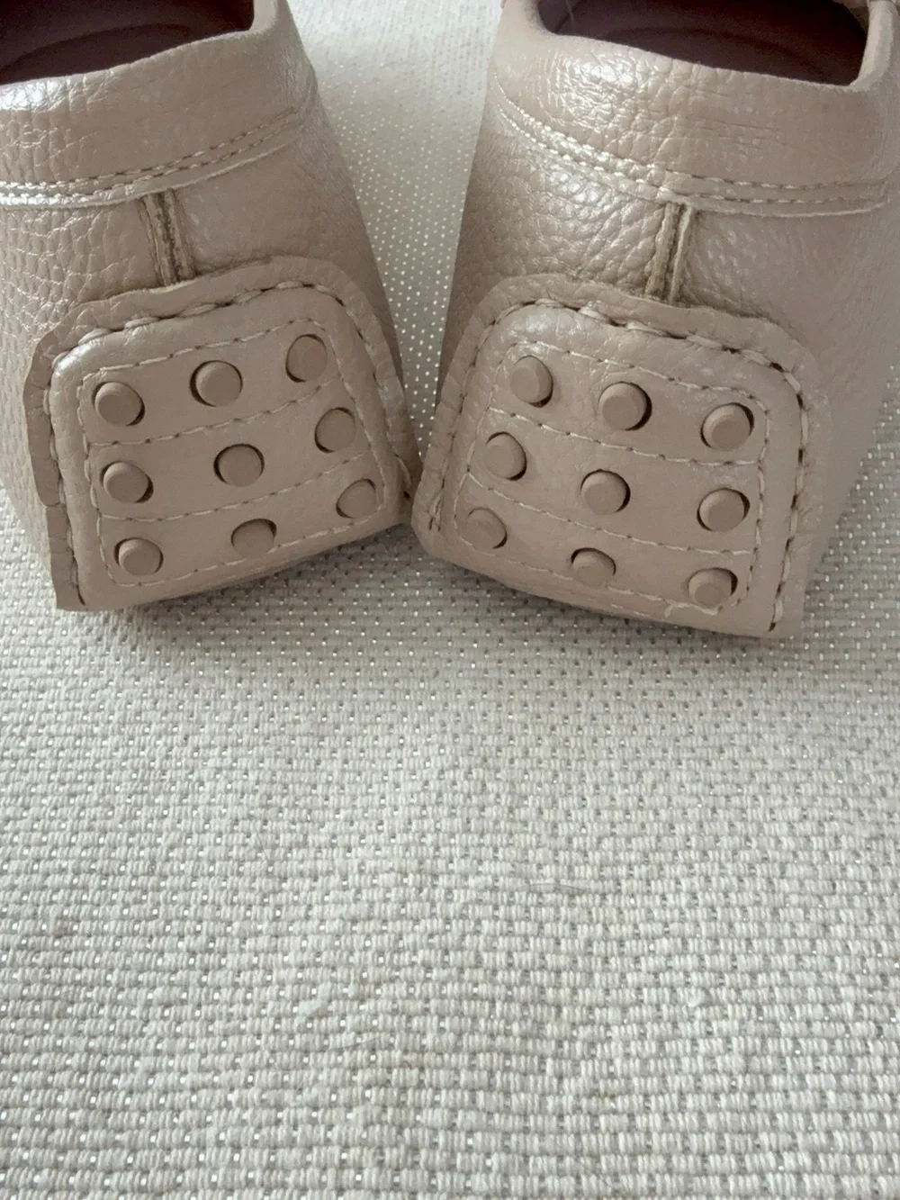 ANNE KLEIN Beige Pebbled Leather Gold-tone Chain-Trim Loafers, 7, NWOT